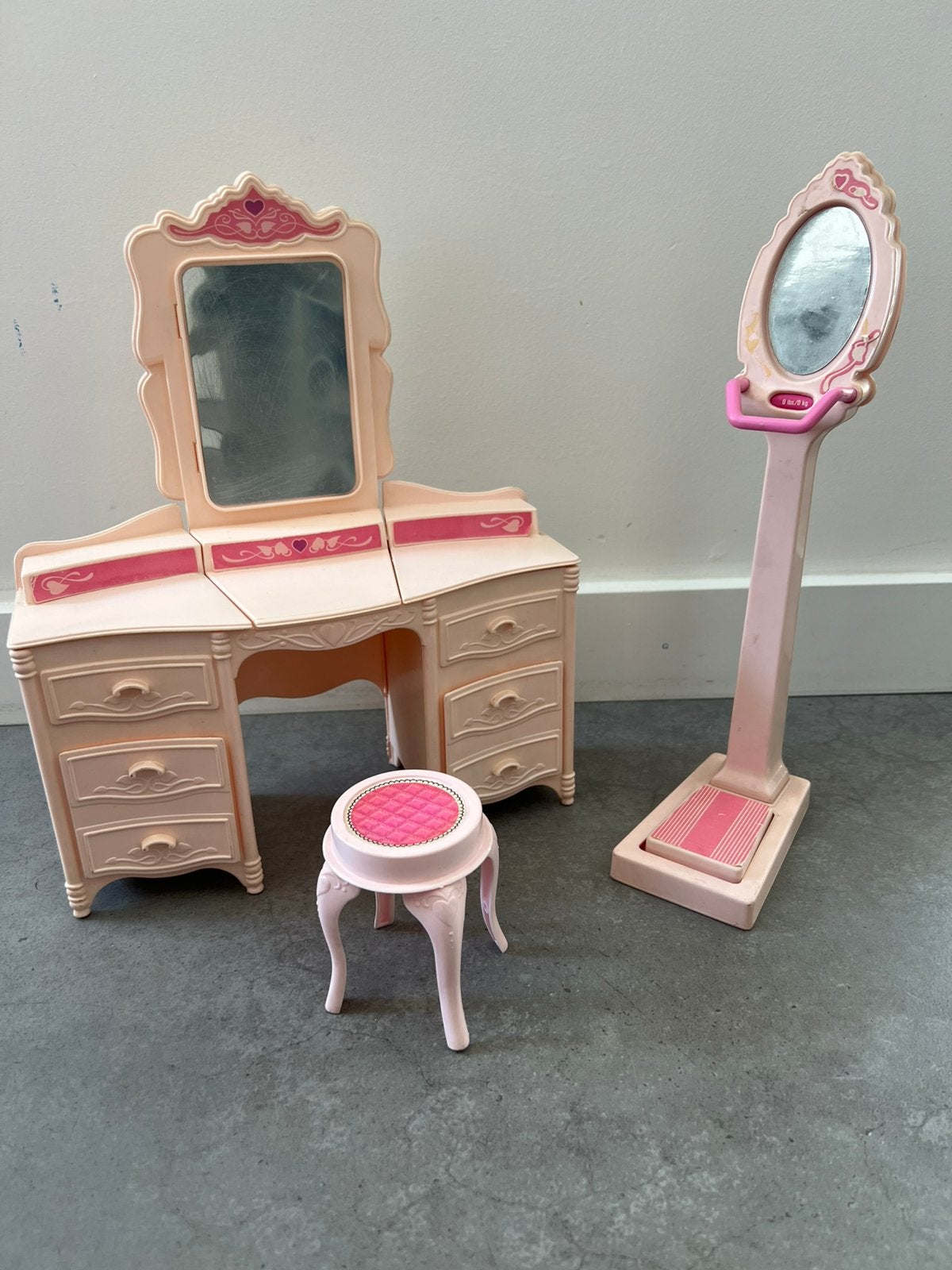 Coiffeuse et balance Barbie vintage, Verzamelen, Poppenhuizen en Toebehoren, Ophalen, Gebruikt, Poppenhuis