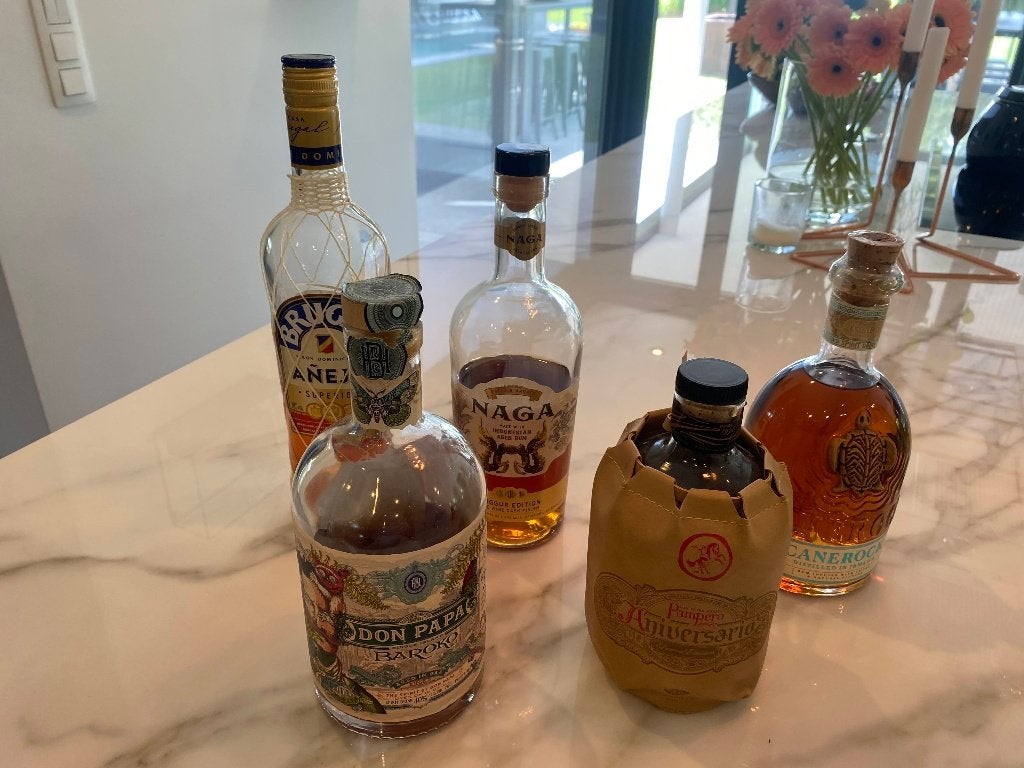 Lot de 30 bouteilles d'alcool diverses, rhums, whiskys, gins, Collections, Vins, Enlèvement