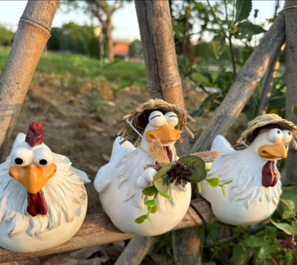 3 statues de poules de ferme amusantes. Matériaux : résine.