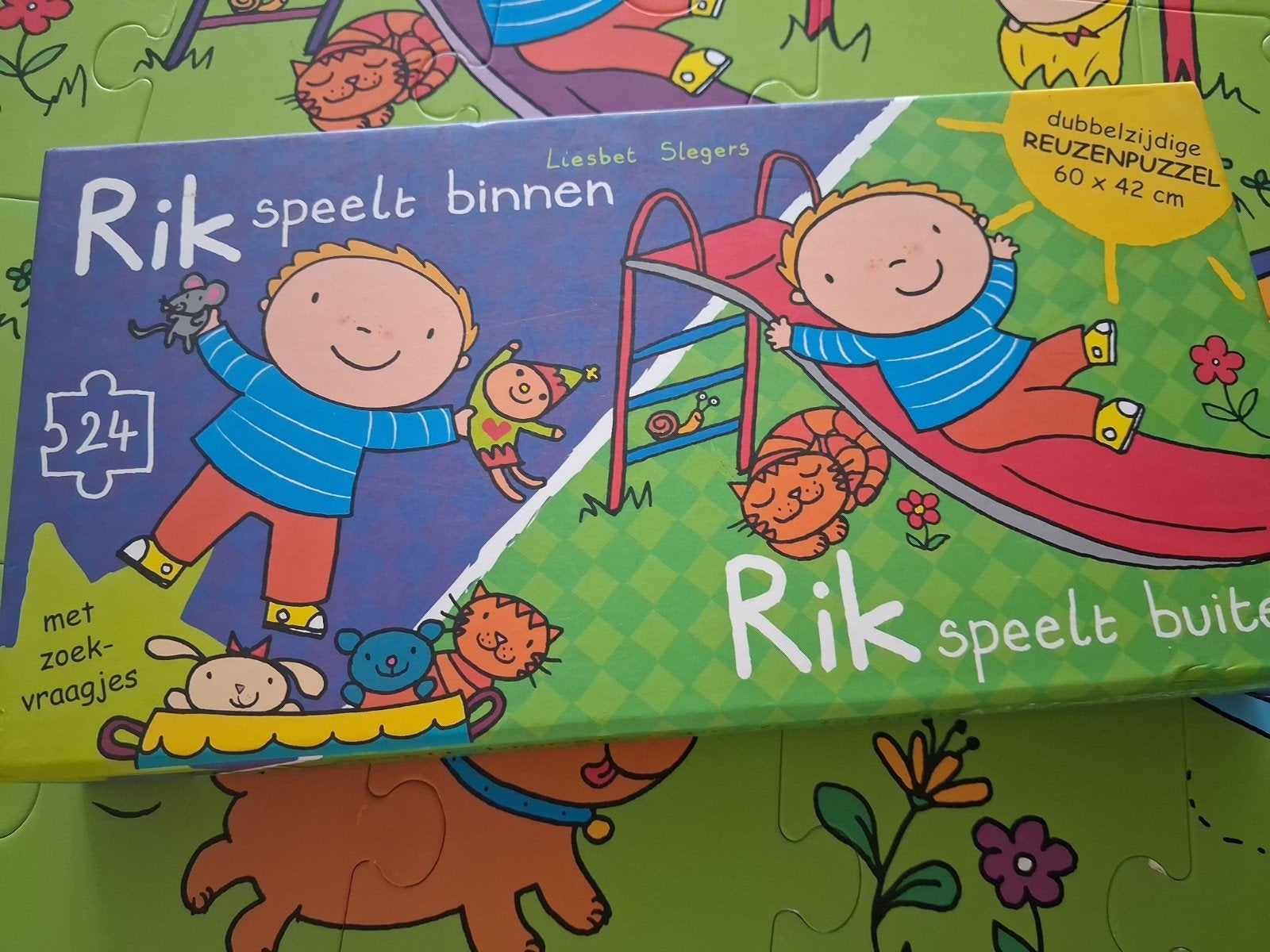 Dubbelzijdige puzzel "Rik speelt binnen & buiten", Enlèvement, 10 à 50 pièces, Comme neuf, 2 à 4 ans
