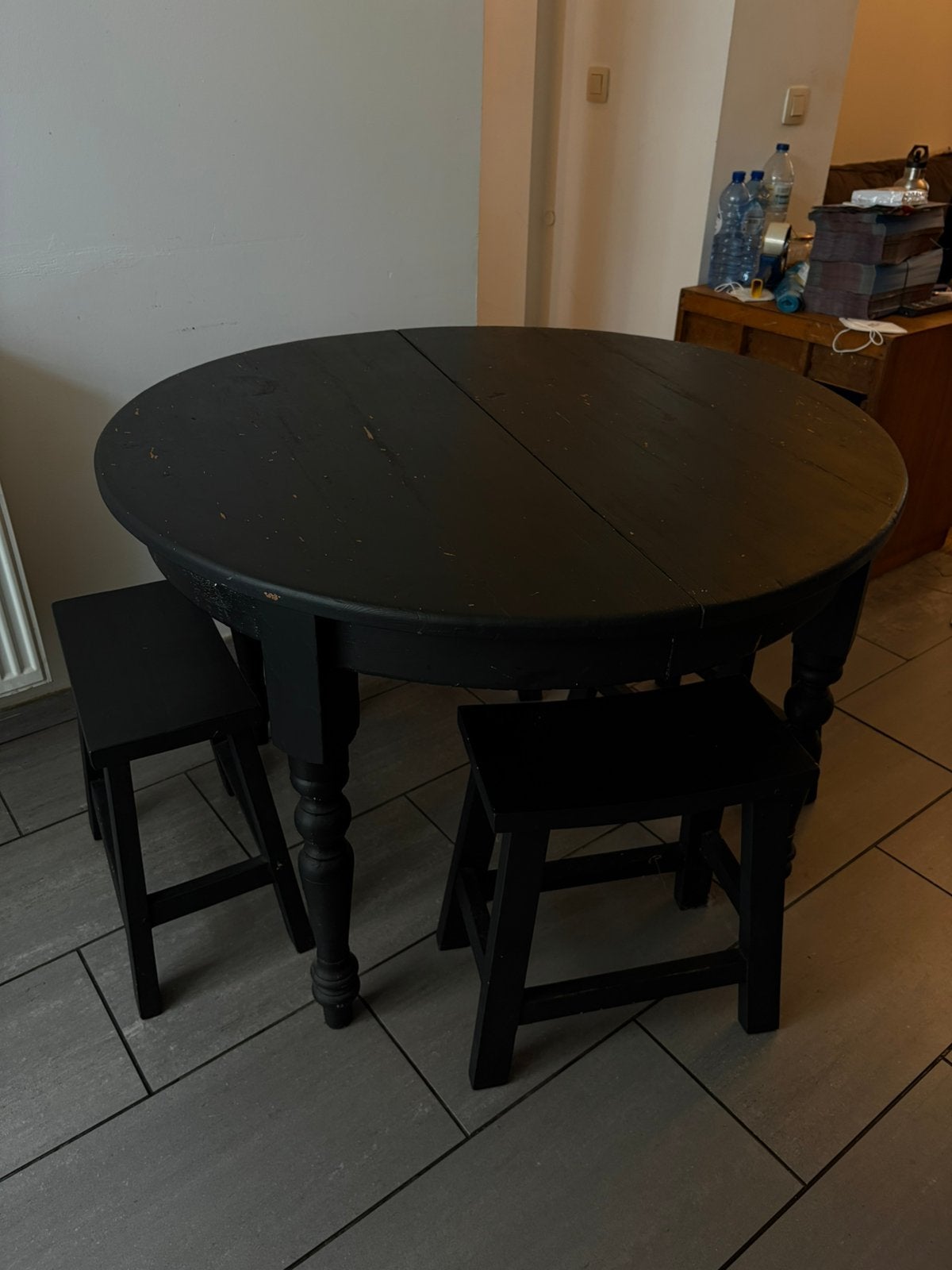 Table ronde et 4 tabourets noir en bois, Enlèvement