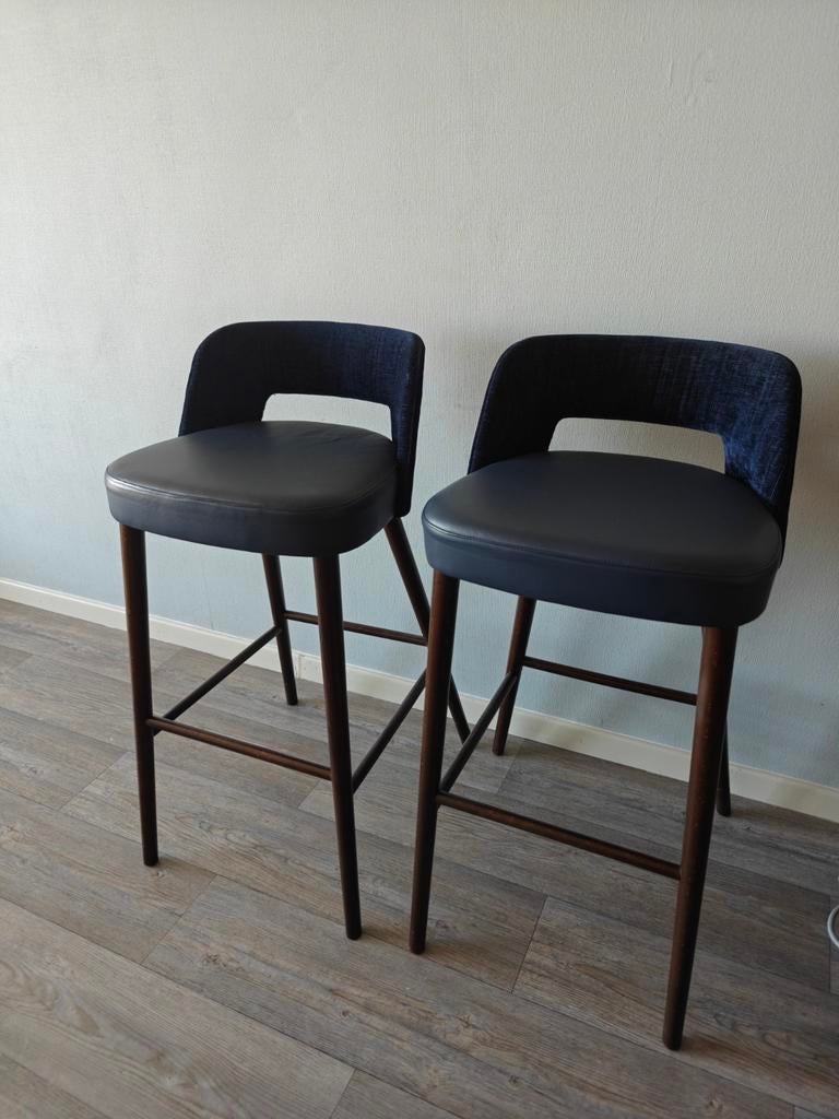 2 Barstoelen, Enlèvement