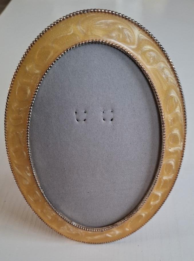 Ovaal fotolijstje, gele rand en parelrand, zonder glas, Antiquités & Art, Curiosités & Brocante, Enlèvement ou Envoi