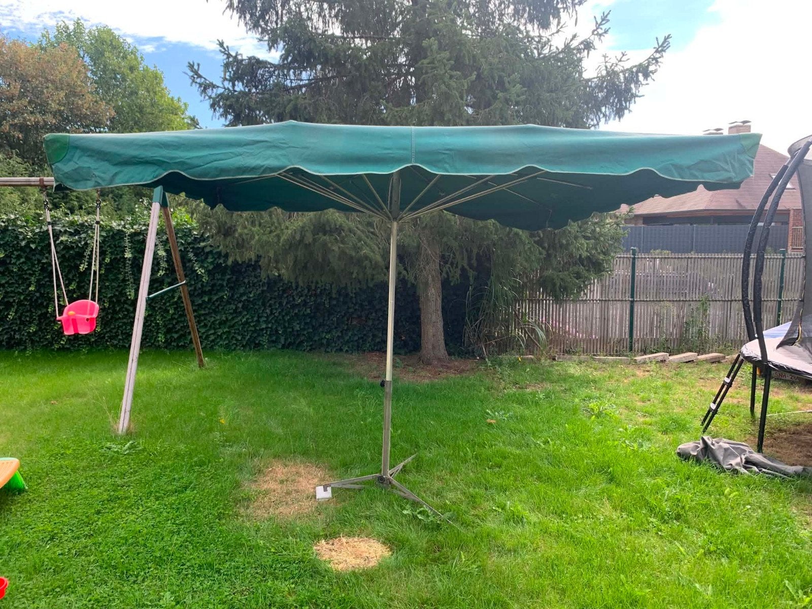 2 parasols, tafel en stangen, Ophalen