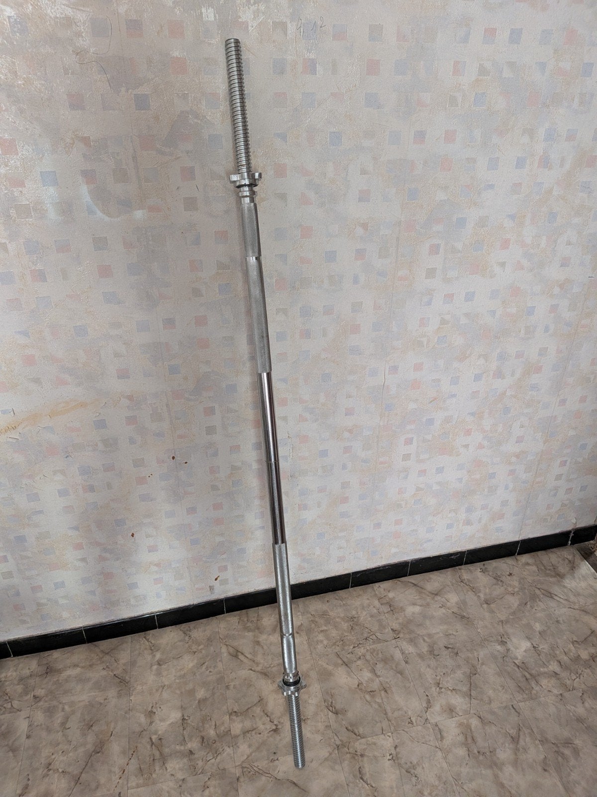 Barres de musculation droites 1m55 28mm, Sport en Fitness, Fitnessmaterialen, Ophalen, Zo goed als nieuw, Benen, Halterstangen