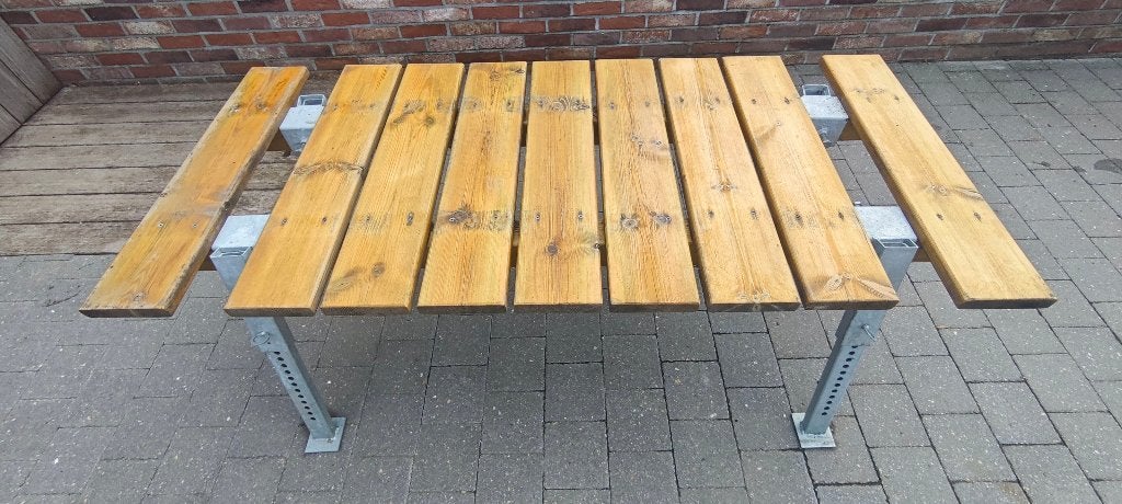 Bokje voor bijenkasten – houten dek + onderstellen, Bijen