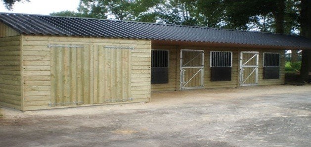 Mooie paardenstal met berging en overkapping, Dieren en Toebehoren