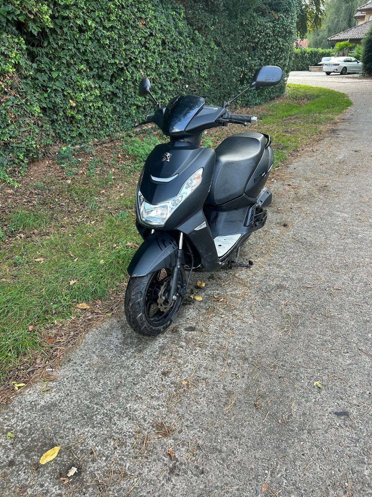 Peugeot kisbee black edition 2023, Fietsen en Brommers, Ophalen, Zo goed als nieuw