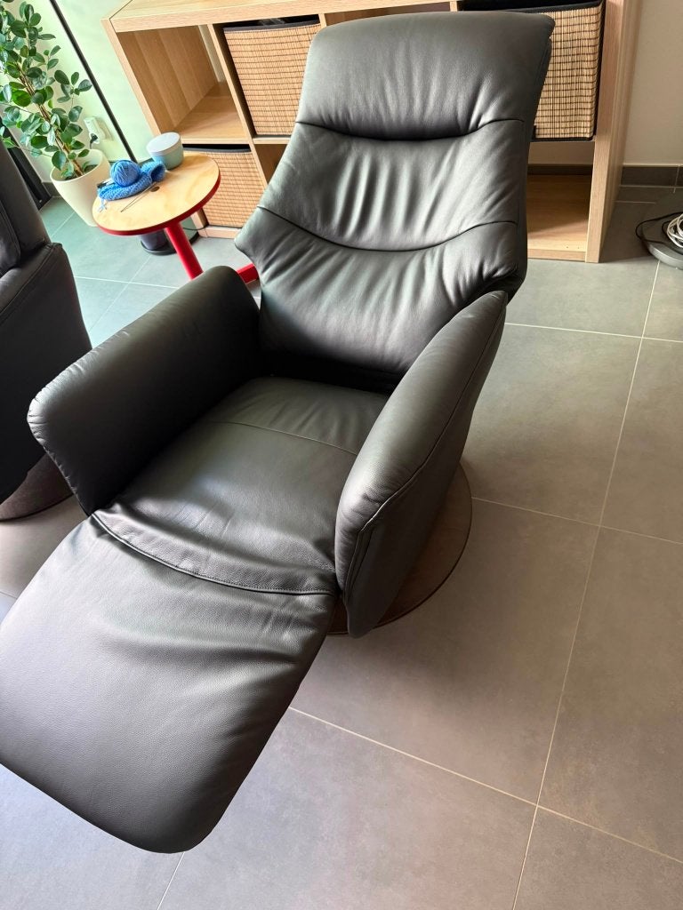 2 relaxzetels Gwenn met elk 2 motoren en batterijen (6m oud), Huis en Inrichting, Ophalen, Zo goed als nieuw, Leer
