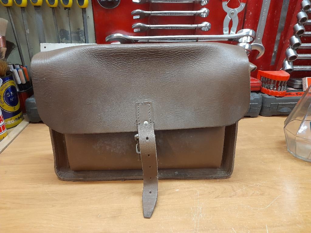 ancienne sacoche cuir outils divers, Envoi