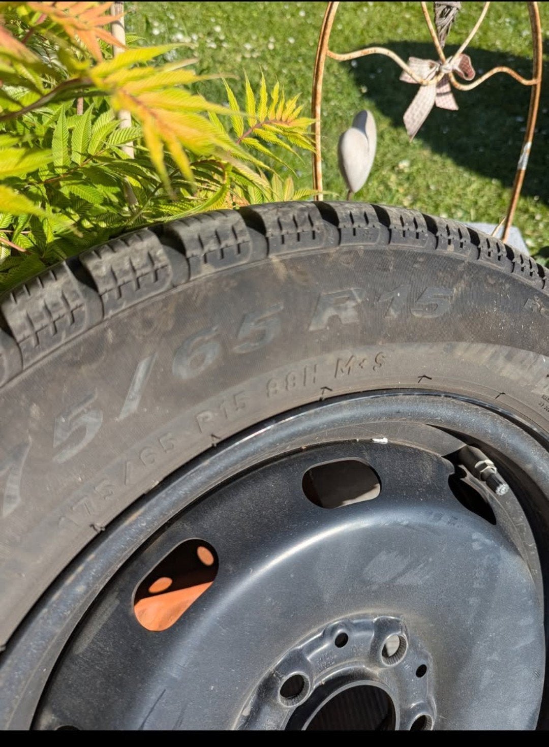 4 pneus hiver Pirelli 175/65 R15 88H M+S sur jantes en tôle, Enlèvement ou Envoi, Pneus hiver, Pneu(s)
