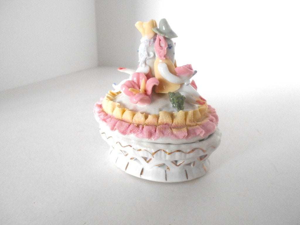 petite boite en porcelaine, Antiquités & Art, Enlèvement ou Envoi