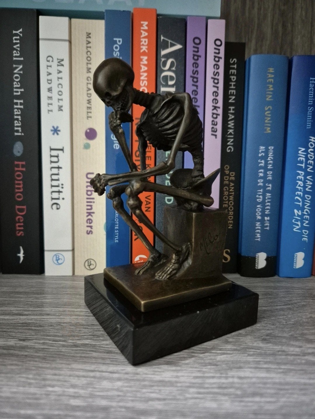 Bronzen skelet 'De Denker' (Milo) op
marmeren basis, Ophalen of Verzenden