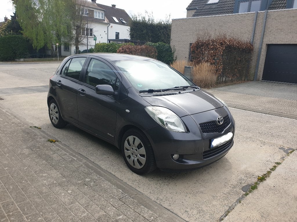 Toyota yaris 1.3Vvti pret a immatriculer, Autos, Toyota, Argent ou Gris, Achat, Entreprise, Boîte manuelle