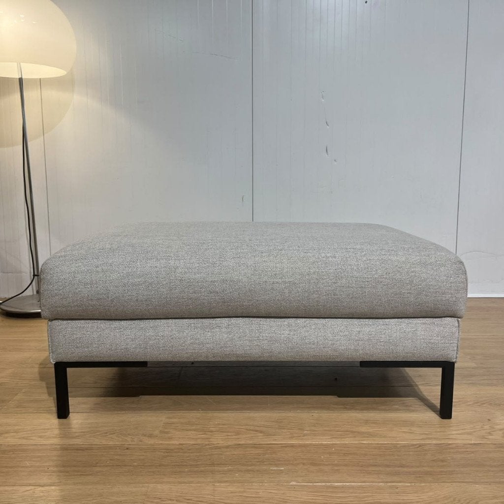 NIEUWSTAAT Design on Stock Aikon Hocker + GARANTIE, Huis en Inrichting, Zetels | Voetbanken en poefs, Design Hocker Voetenbank Poef Design on Stock