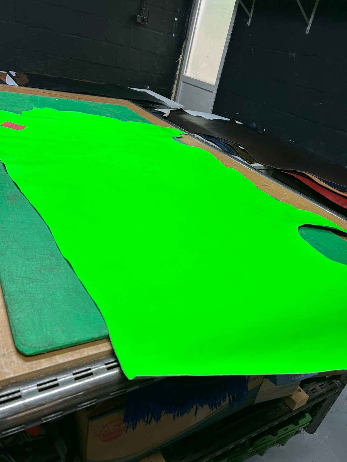 Neon groen halve huid 1.3 mm dikte stug en glad A-33, Ophalen of Verzenden, Groen