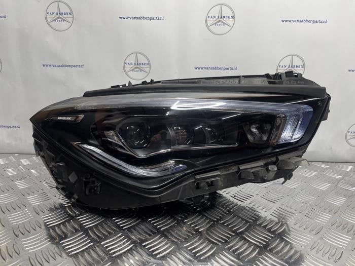 Phare droit d'un Mercedes CLA, -, 3 mois de garantie, Utilisé, -