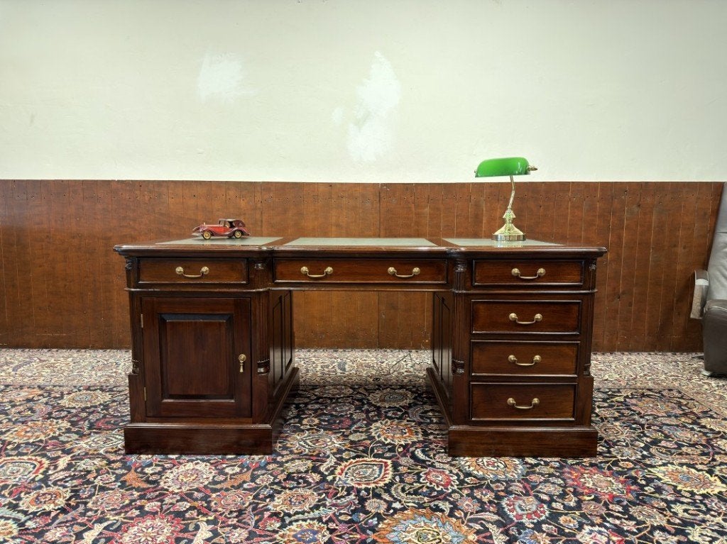Klassiek Engels Chesterfield Bureau, Antiek en Kunst, Antiek | Kantoor en Zakelijk, Ophalen
