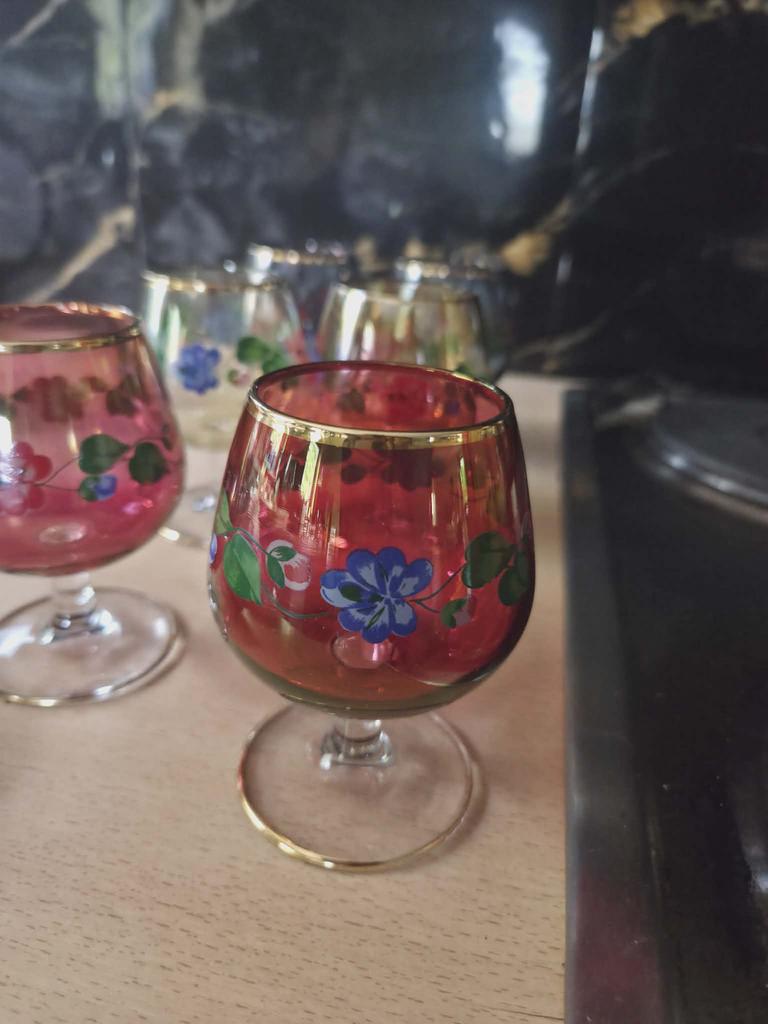 Klein glaasje rood, geel, blauwe kleur Pas de coup rien, Ophalen of Verzenden, Zo goed als nieuw