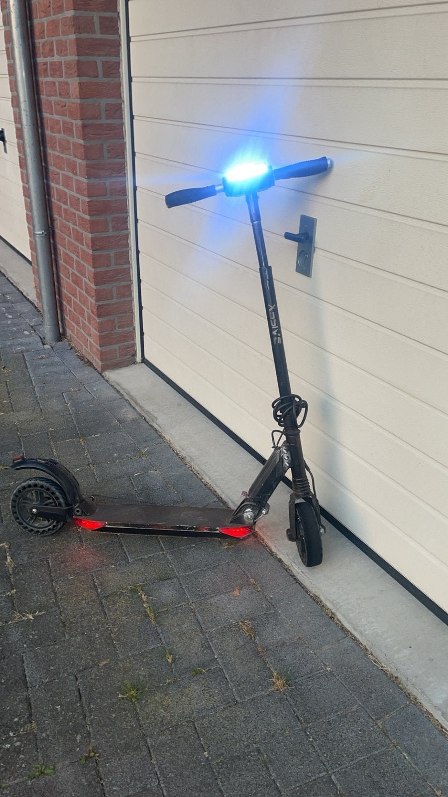 Xssive step beetje kapot maar rijdt wel (ZONDER LADER), Ophalen, Zo goed als nieuw