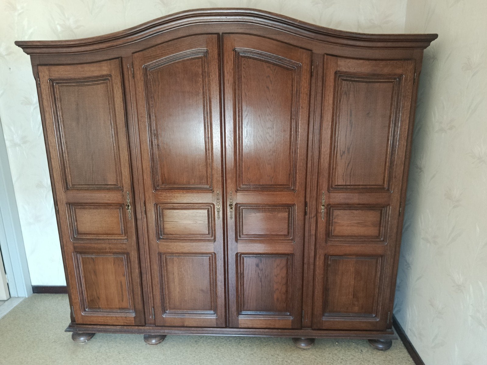 belle armoire d'entrée, Enlèvement