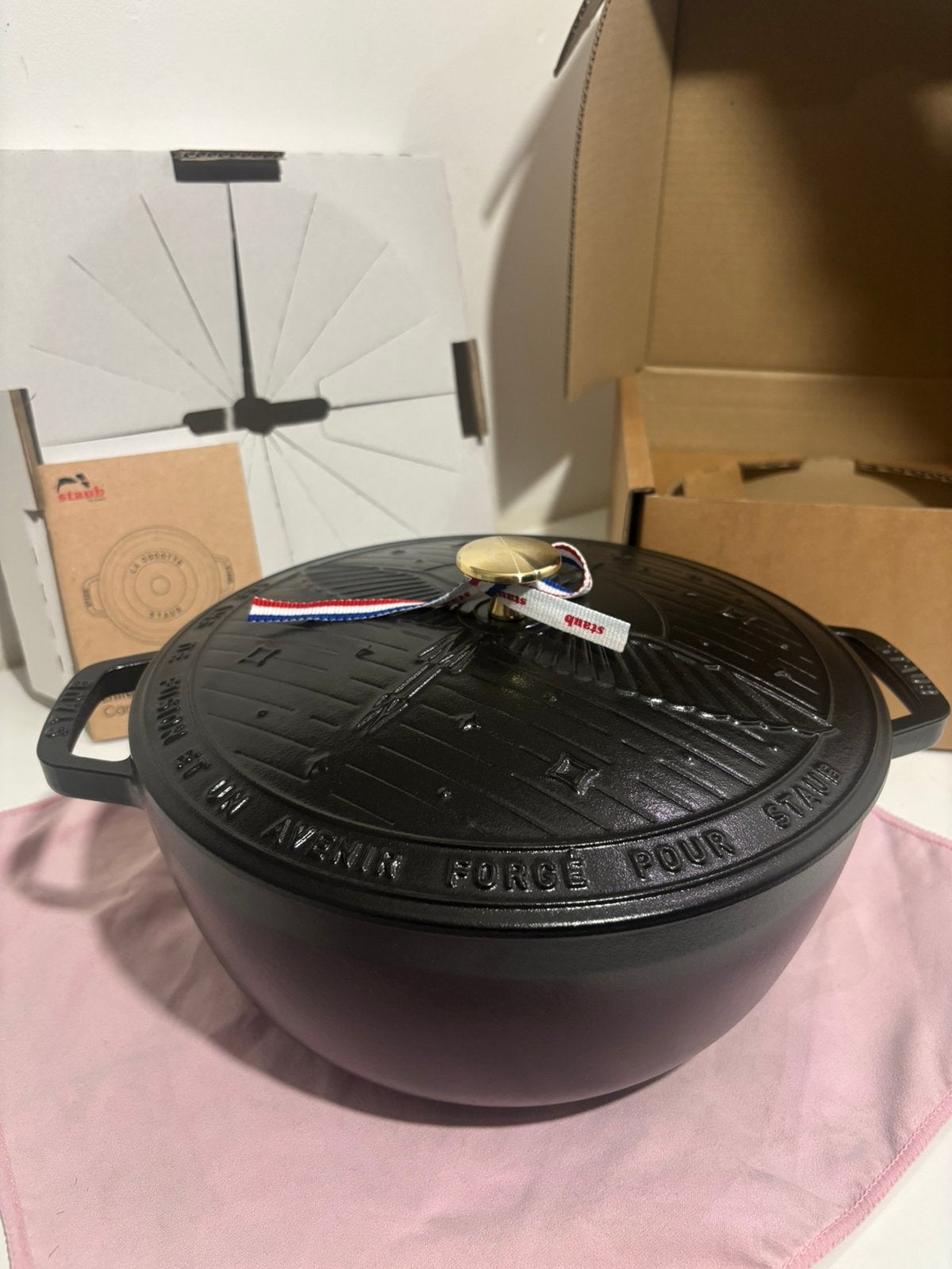TRÈS RARE – Cocotte STAUB 26 cm – Édition « 100 ANS », Maison & Meubles, Neuf, Autres marques, Cocotte, Avec couvercle