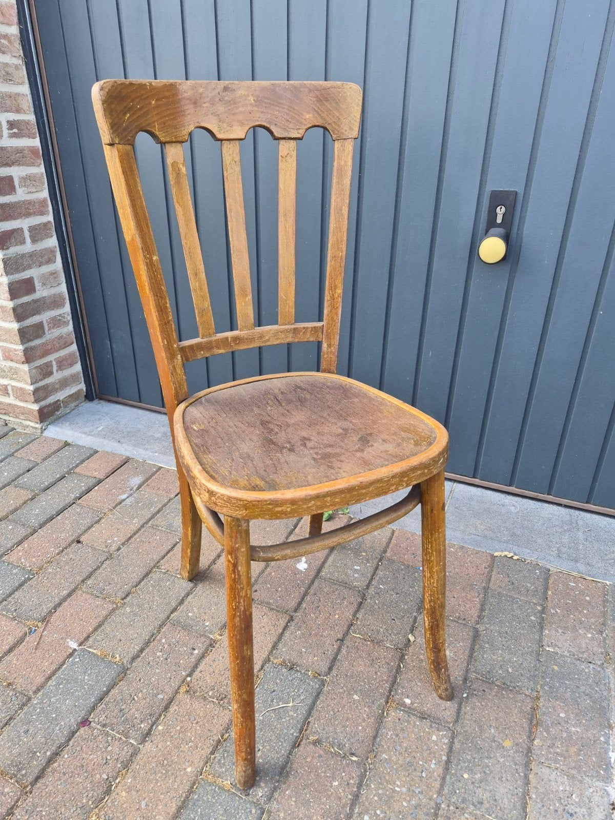 Lot van 2 vintage houten bistrostoelen, Ophalen
