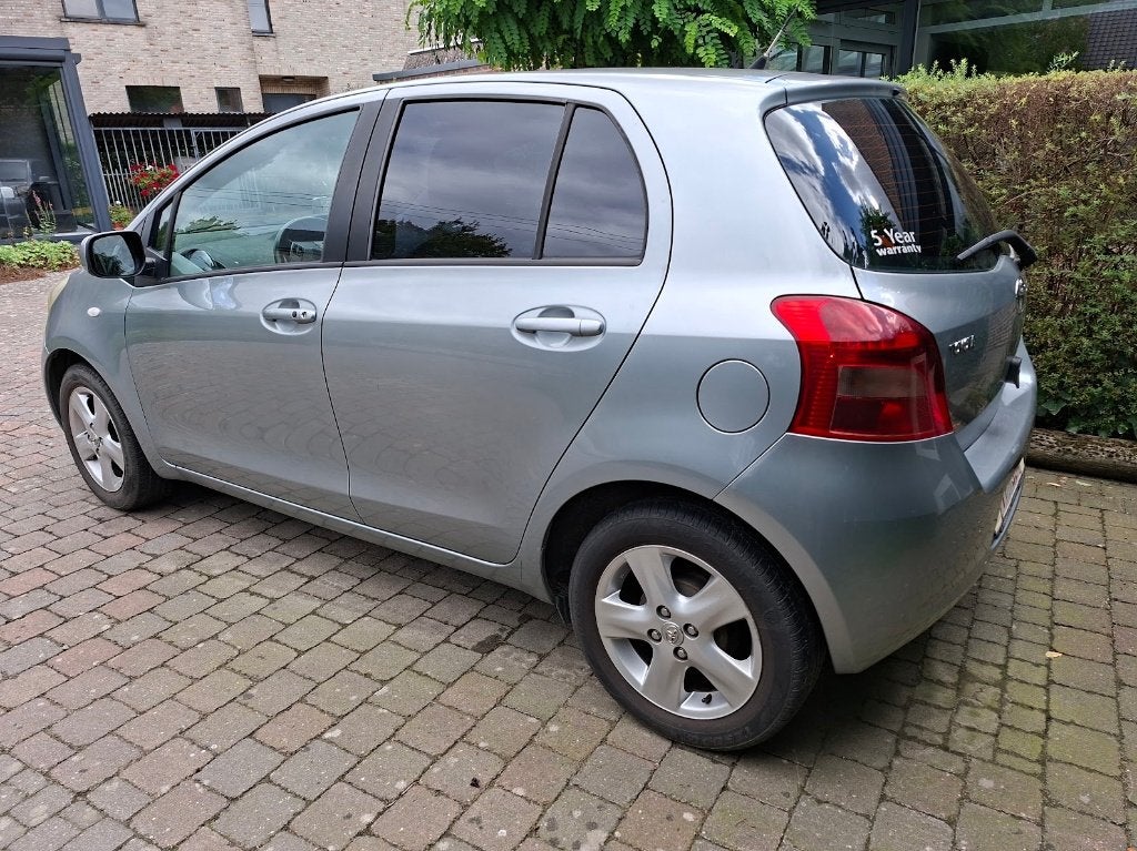 Toyota Yaris 1.3 essence — 87 000 km — Premier propriétaire, Argent ou Gris, Achat, 1298 cm³, Capteur de stationnement