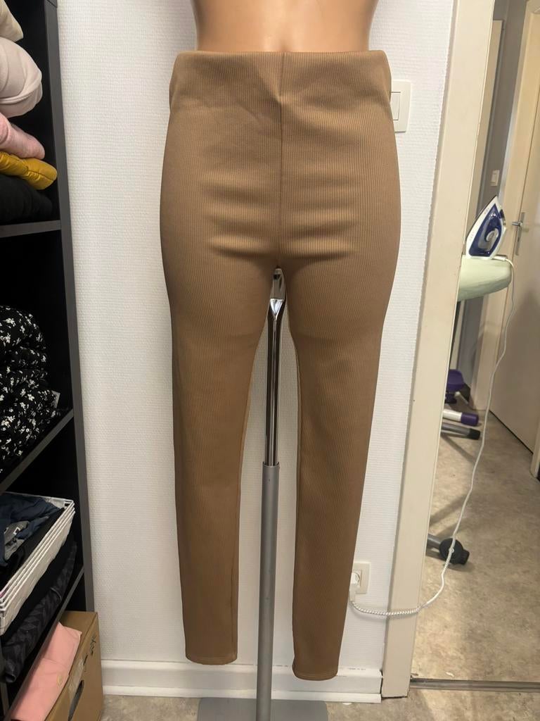 Beige leggingbroek, Kleding | Dames, Broeken en Pantalons, Beige, Maat 42/44 (L), Ophalen of Verzenden, Zo goed als nieuw