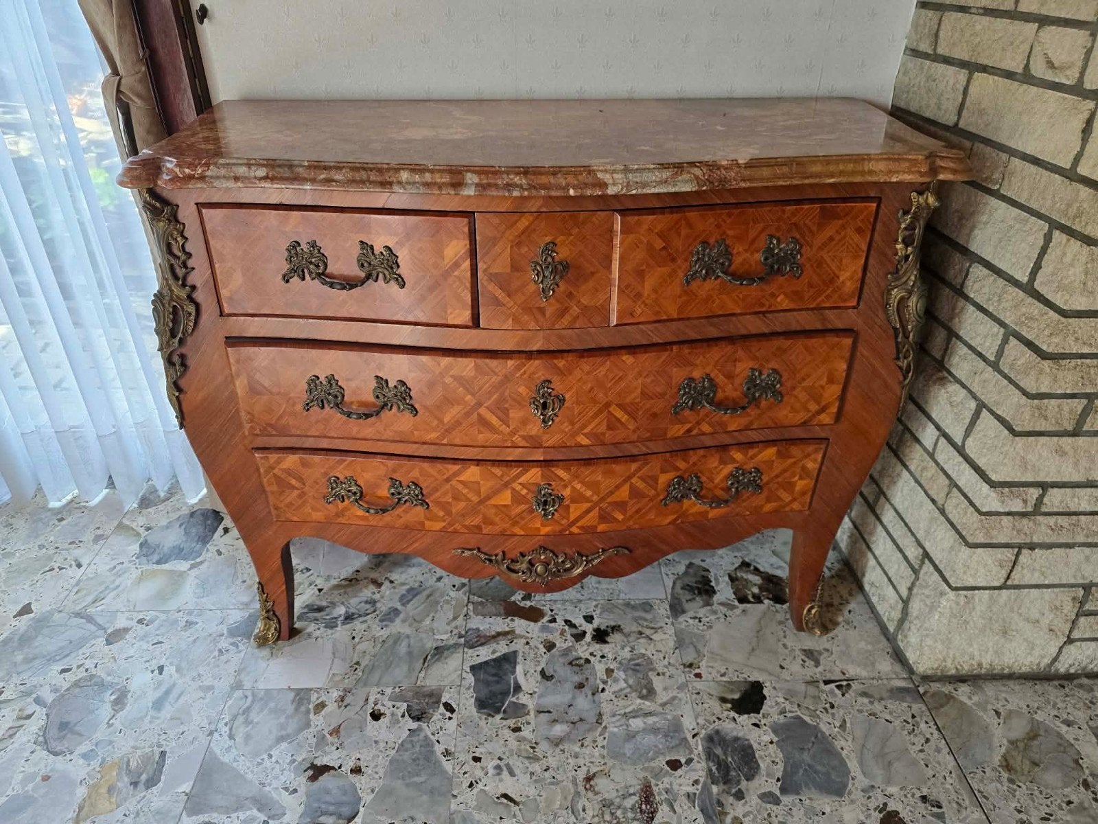 Elegante Louis XV stijl commode met marmeren blad en bronzen, Ophalen