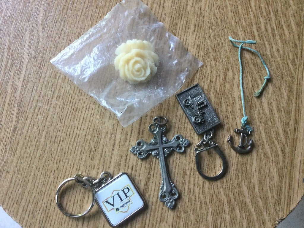 DIVERSE SLEUTELHANGERS/KRUIS/BROCHE, Ophalen of Verzenden, Gebruikt, Overige typen