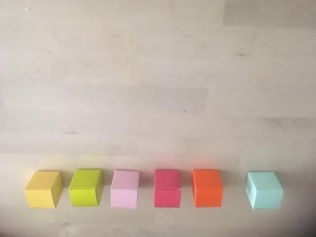 Kubusdoosjes in verschillende kleuren 0.40€ /stuk UITVERKOOP, Ophalen of Verzenden, Nieuw, Kraamcadeau