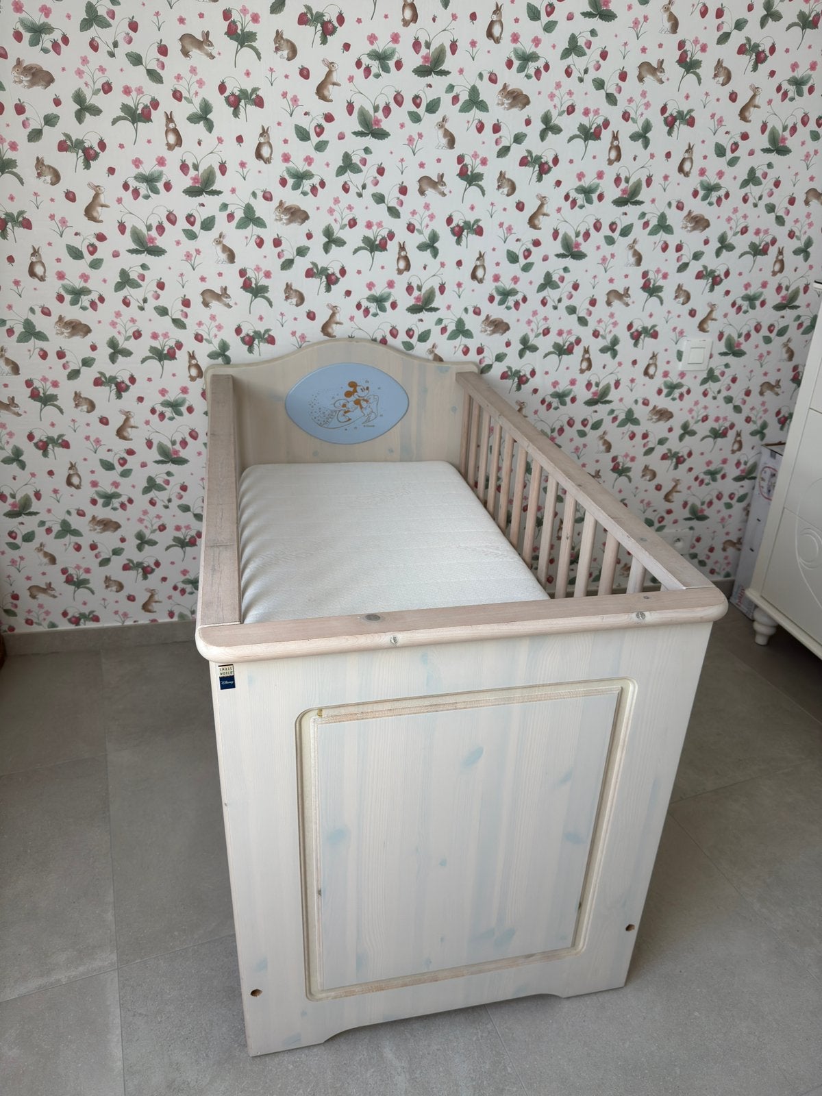 babybedje "Small World by Disney" – In hoogte verstelbaar, Ophalen, Zo goed als nieuw
