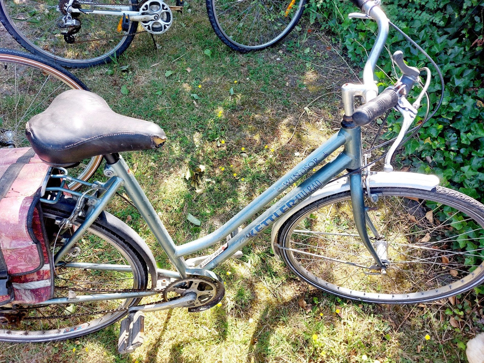 5 oude fietsen, Enlèvement