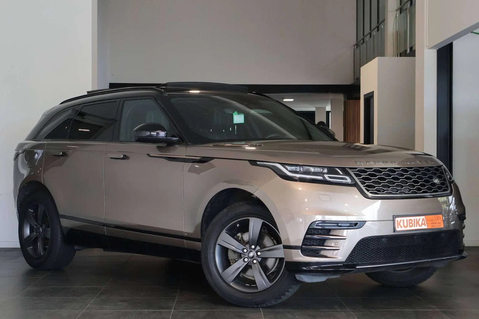 Land Rover Range Rover Velar Velar 2.0 TD4 R-Dynamic S Pano, Auto's, Land Rover, Automaat, 4 cilinders, Range Rover Velar, Beige
