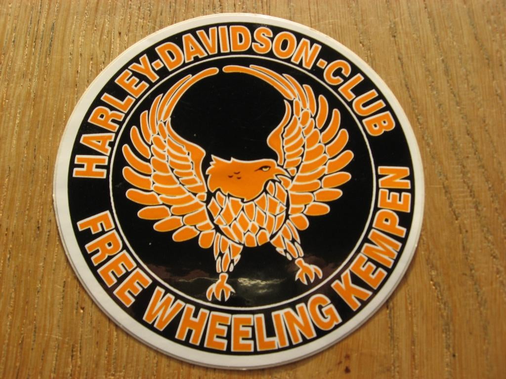 Harley-Davidson Club Free Wheeling Kempen Sticker, Ophalen of Verzenden, Nieuw, Bedrijf of Vereniging