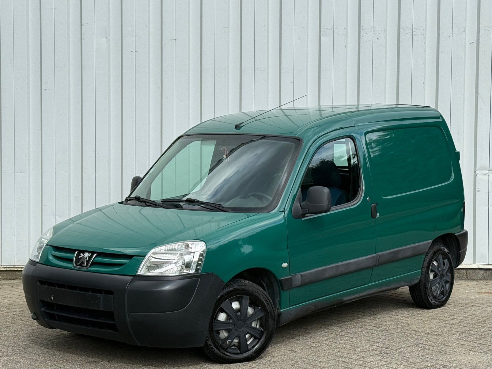 - Peugeot Partner - 1.9 Diesel - BJ 2004 - 240.000km - 51KW, Voorwielaandrijving, 4 deurs, Stof, 4 cilinders