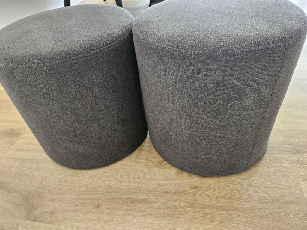 2 poufs gris design en très bon état, Enlèvement