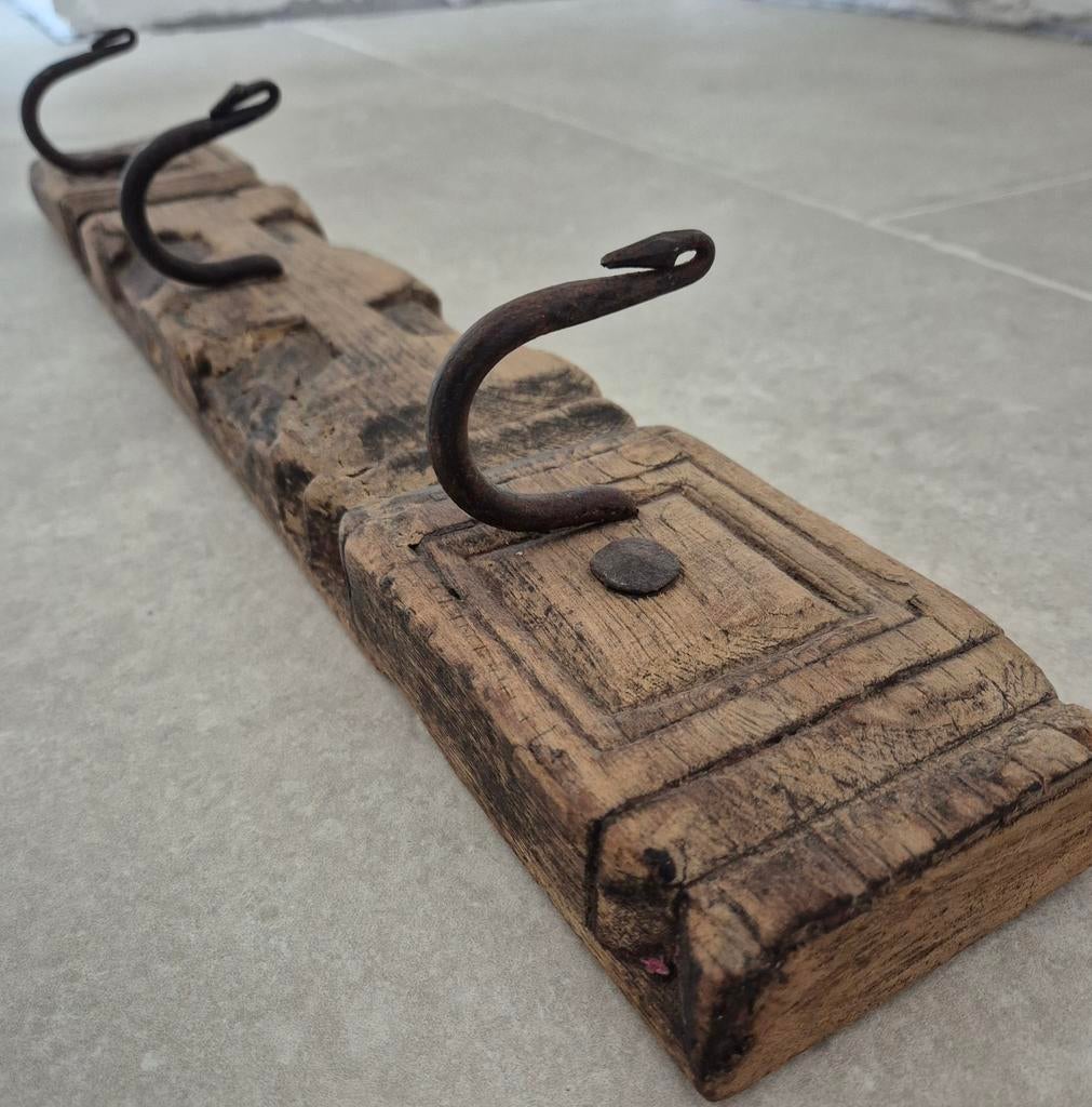 Rustieke kapstok met ijzeren haken., Ophalen, Hout
