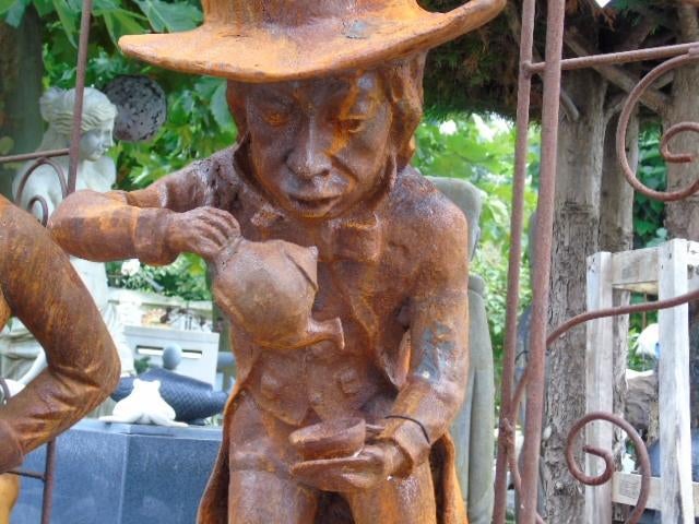 The Mad Hatter in gietijzer - Alice in Wonderland., Tuin en Terras, Tuinbeelden, Nieuw, Overige typen, Metaal, Ophalen
