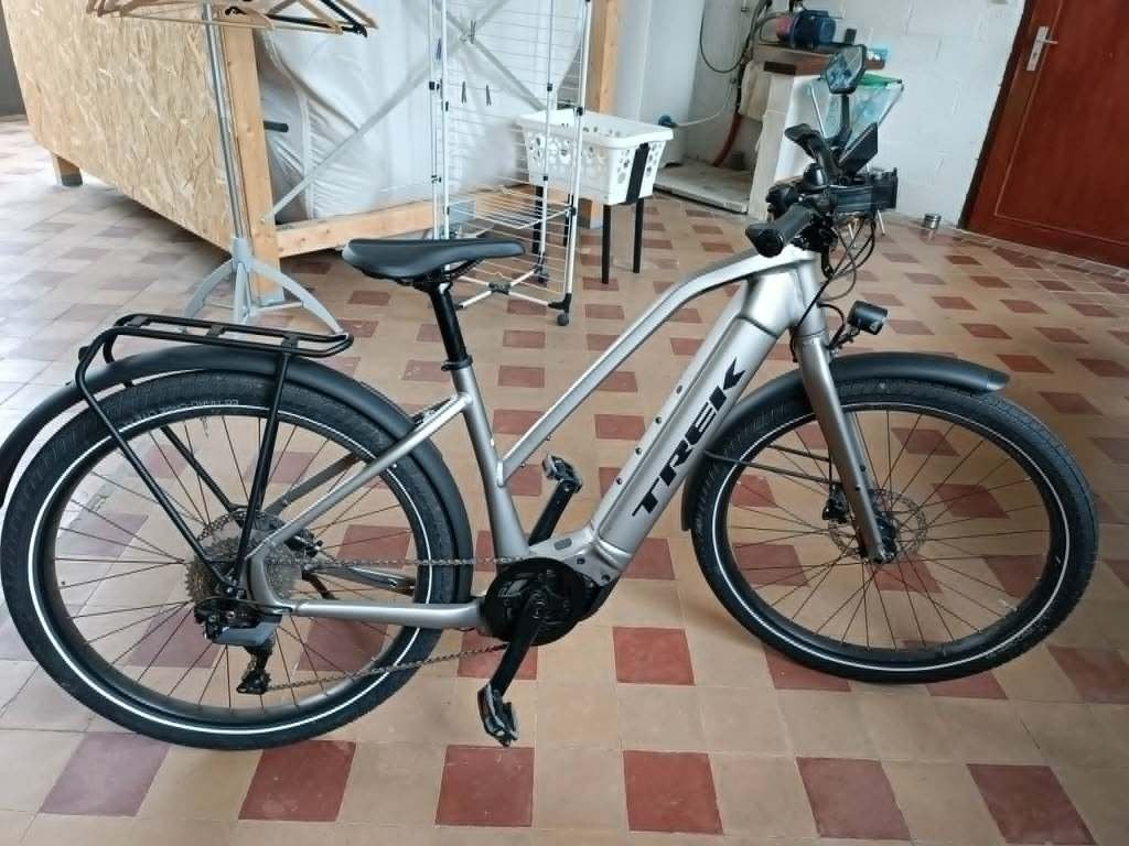VTC électrique TREK Allant +8 Stagger (taille M), Enlèvement, Comme neuf, 50 km par batterie ou plus, Autres marques
