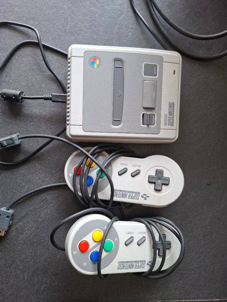 Super Nintendo Mini, Games en Spelcomputers, Spelcomputers | Nintendo Super NES, Ophalen of Verzenden, Met 2 controllers