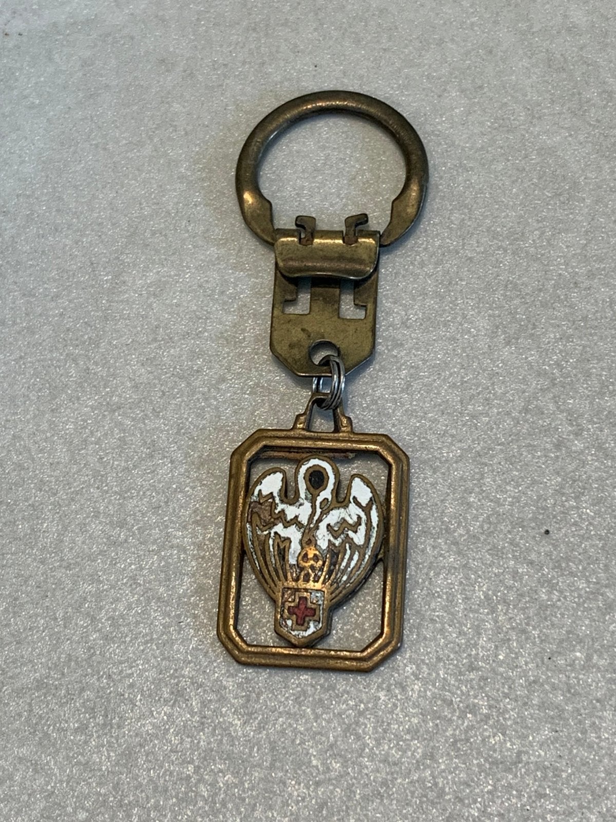 Vintage Rode Kruis Sleutelhanger - Pelikaan ‘50-70, Verzamelen, Sleutelhangers, Zo goed als nieuw, Ophalen of Verzenden