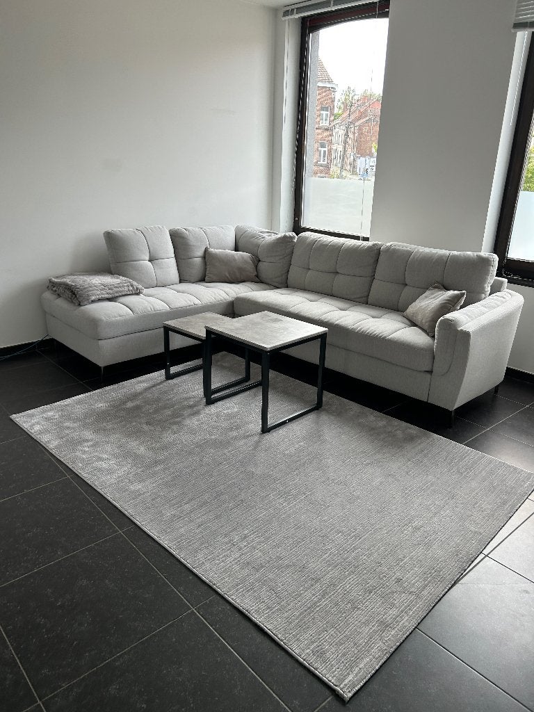 Grijze bank met twee kussens en twee kleine tafels, Huis en Inrichting, Ophalen, Gebruikt, Hoekbank, Stof
