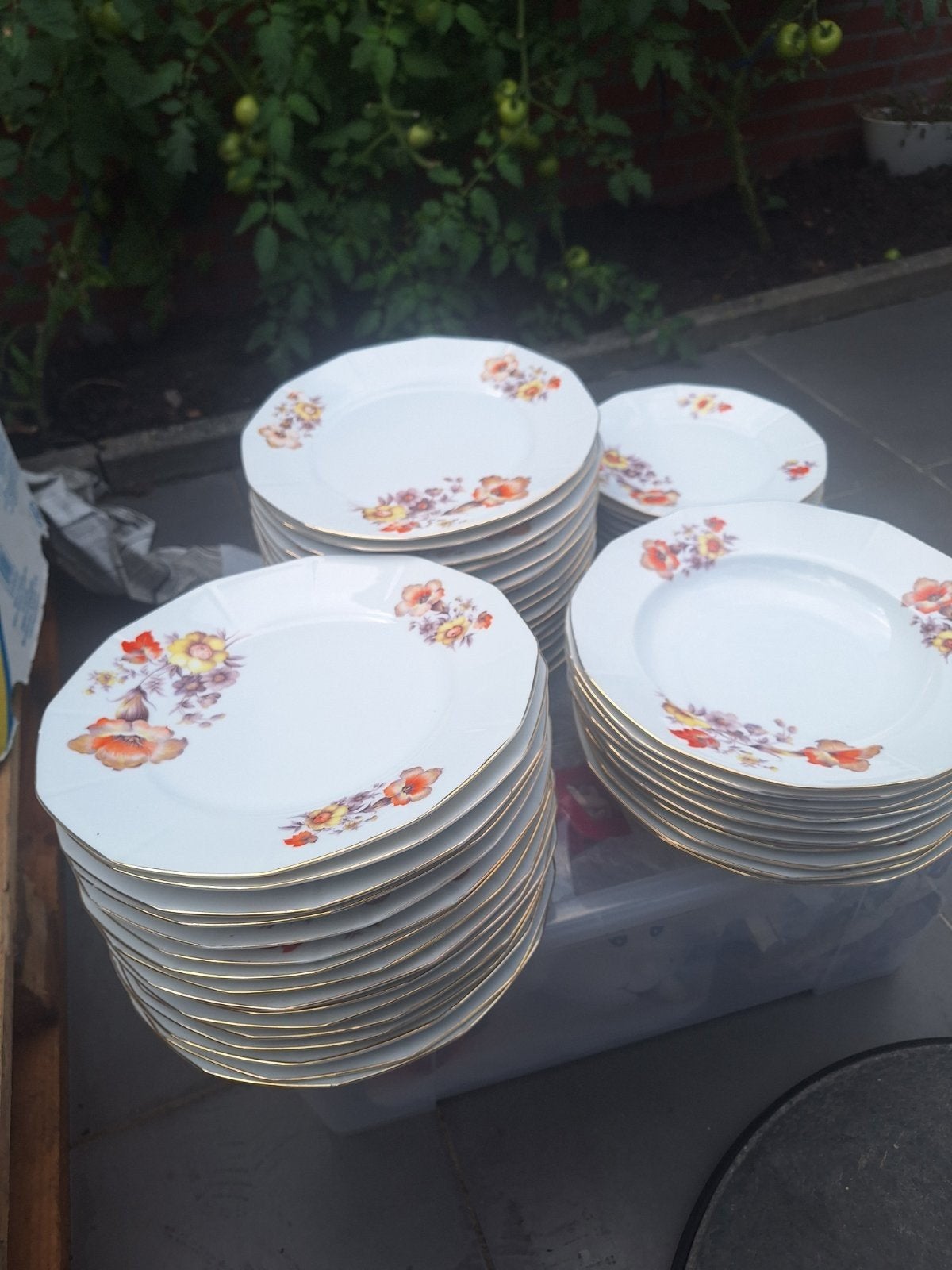 Grote set vintage borden met bloemmotief en gouden rand, Antiek en Kunst, Antiek | Servies compleet, Ophalen