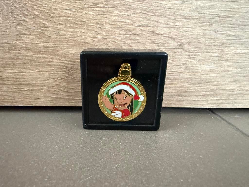 Disney Lilo kerst pin in display – origineel, Verzamelen, Ophalen of Verzenden, Nieuw, Figuurtje, Speldje of Pin