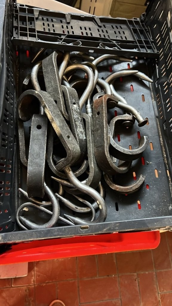 Partij inox vleeshaken (S-haken) + grote draaihaak, Ophalen