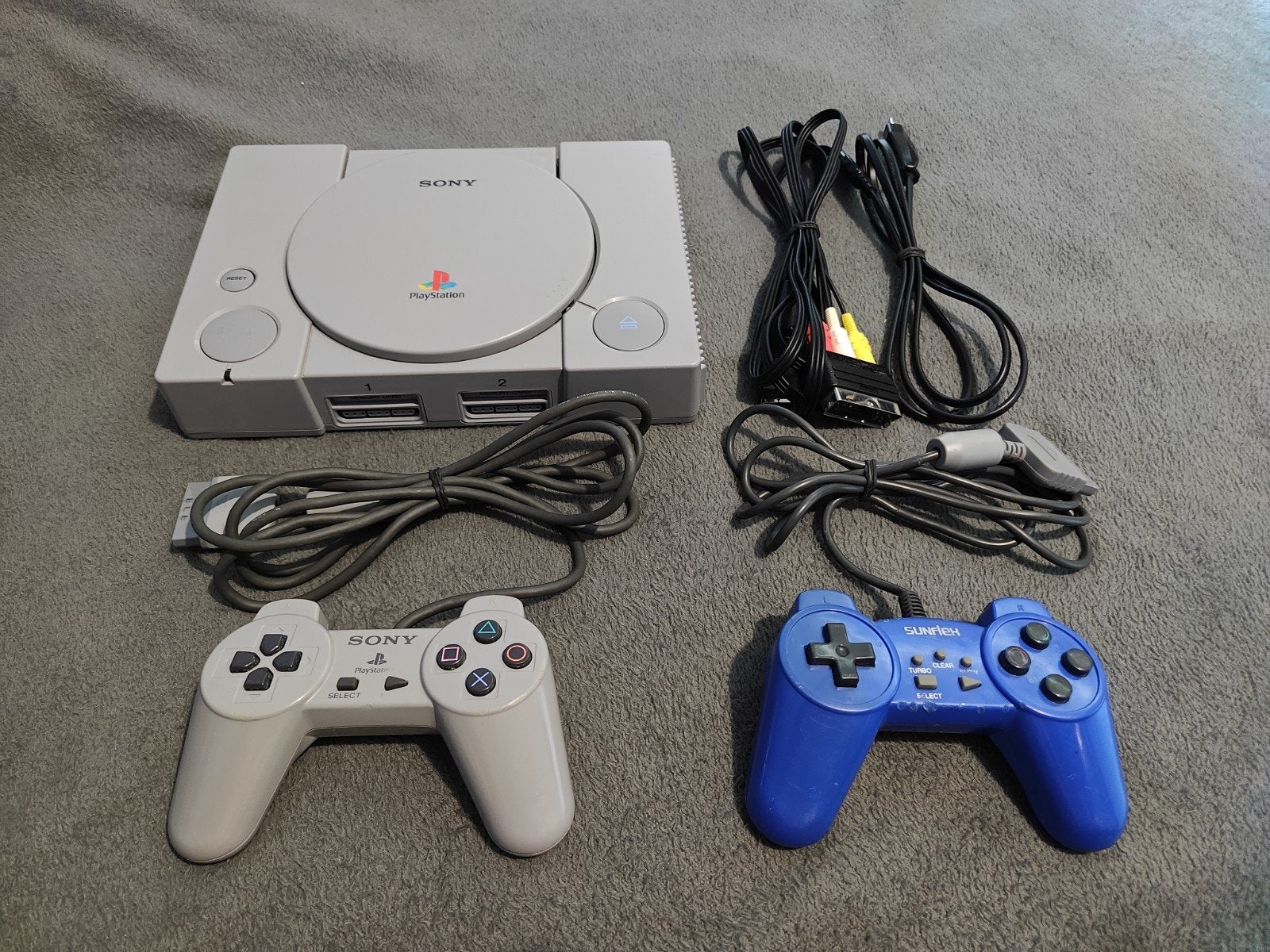 Sony PlayStation 1 + 2 manettes., Consoles de jeu & Jeux vidéo, Enlèvement ou Envoi, Utilisé, Avec 2 manettes, Original