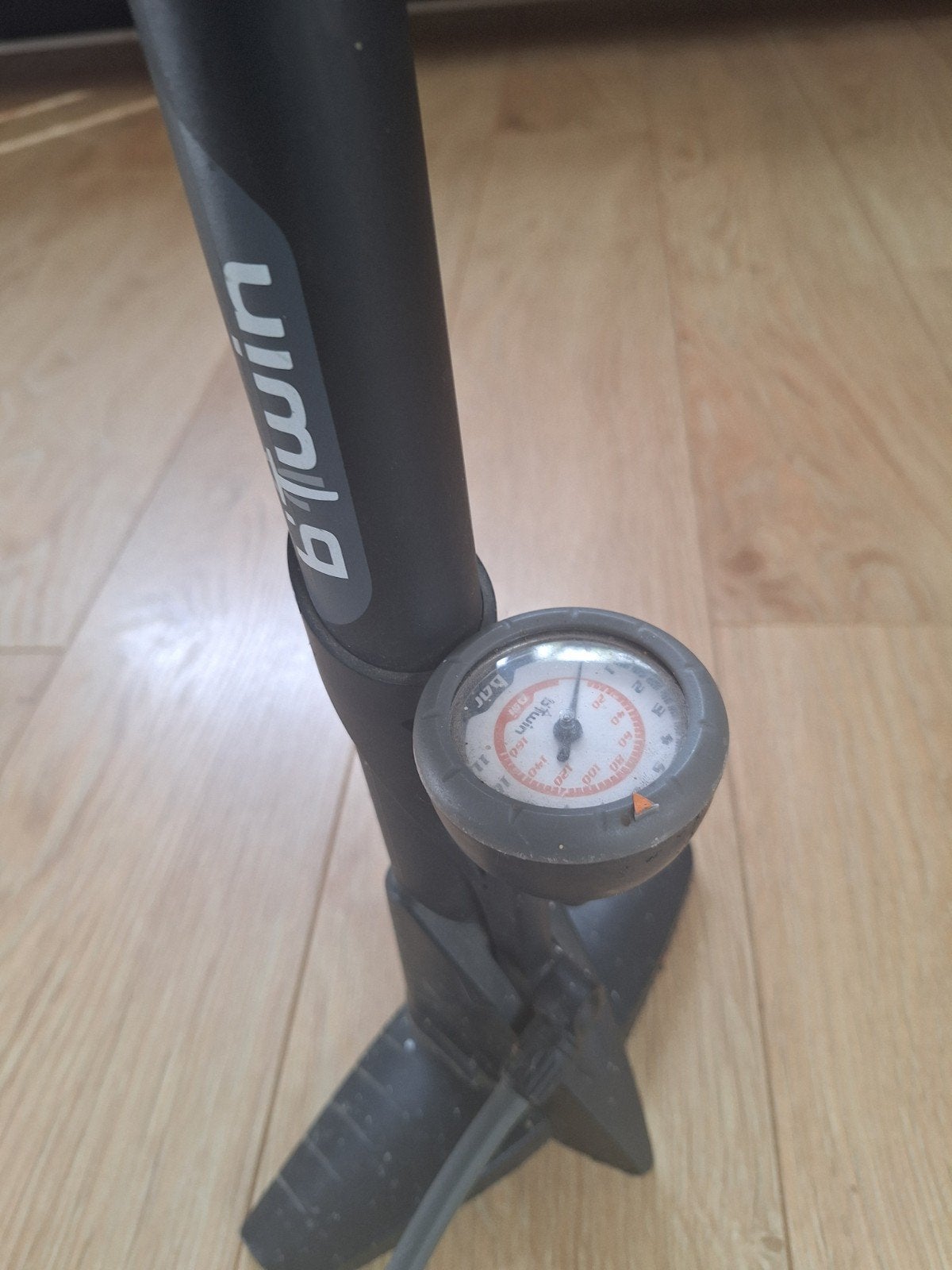 B TWIN fietspomp, Fietsen en Brommers, Ophalen of Verzenden, Drukmeter, Gebruikt