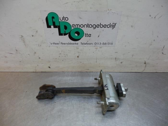 Deurvanger 4Deurs links-achter van een Opel Corsa (Corsa D 0, Gebruikt, -, -, Opel